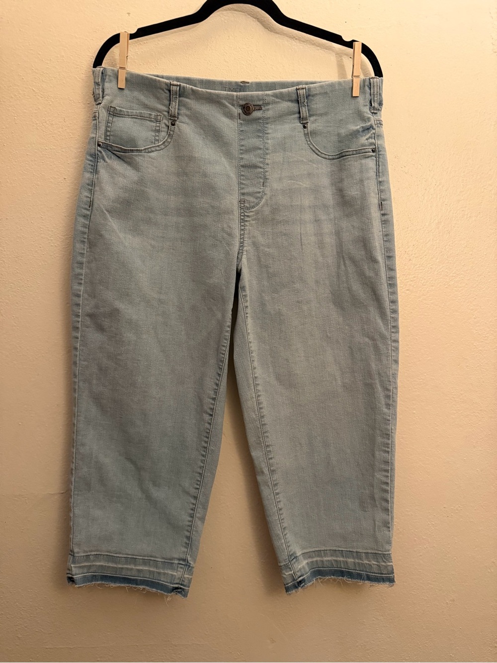 Time and Tru size L 12-14 Pull On Light Wash Denim Crop Jeans With Fringe